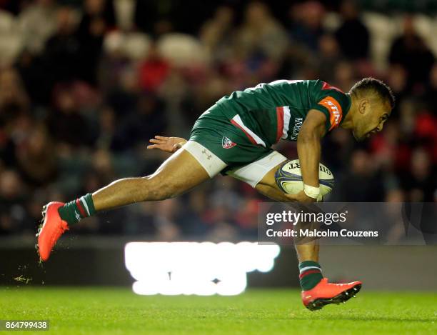 Telusa Veainu of Leicester Tigers races away to score a try during the European Rugby Champions Cup match between Leicester Tigers and Castres...