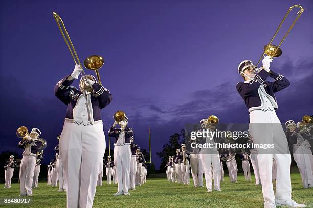 marching band - high school football stockfoto's en -beelden