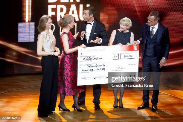 Winner Julia Cissewski, Katarina Barley, Kai Pflaume, Sandra Immoor and Jochen Beckmann during the 'Goldene Bild der Frau' award at Hamburg Cruise...