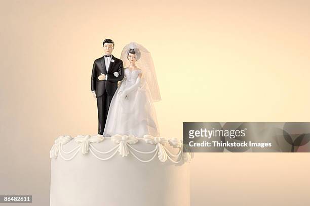 wedding cake topper - bride and groom stock-fotos und bilder