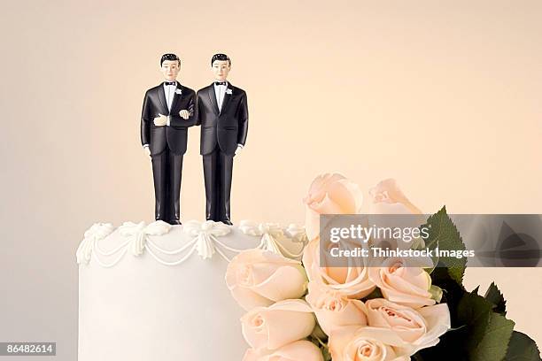 wedding cake topper and flowers - ウェディングケーキの人形 ストックフォトと画像