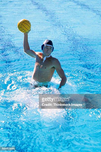 water polo player - male throwing water polo ball stockfoto's en -beelden