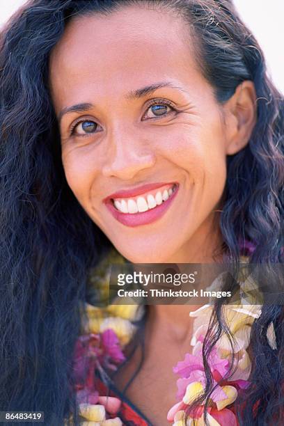 woman with lei - lei day hawaii - fotografias e filmes do acervo