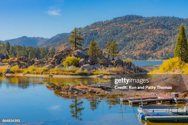 bahía de boulder de big bear lake en otoño (p) - san bernardino california fotografías e imágenes de stock