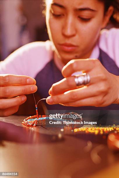 teenage girl making beaded jewelry - hacer cuentas fotografías e imágenes de stock