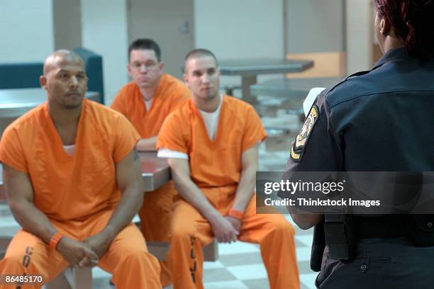 prison guard talking to inmates - gevangenis stockfoto's en -beelden