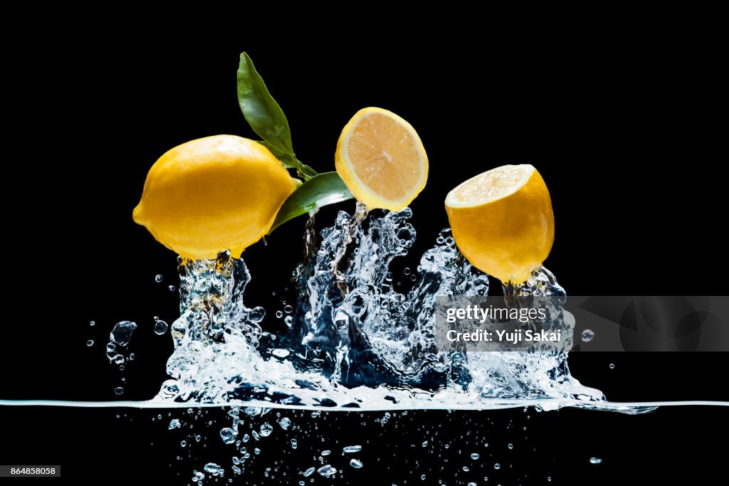 Lemons Jump out from water.
