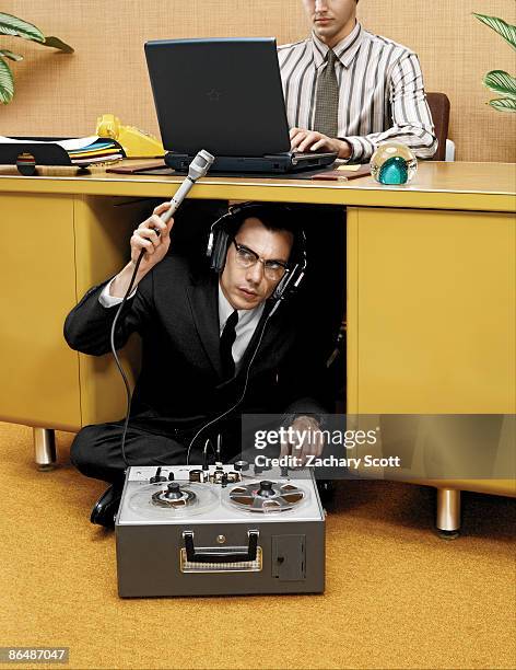 spy recording a man typing at desk  - ouvir às escondidas imagens e fotografias de stock