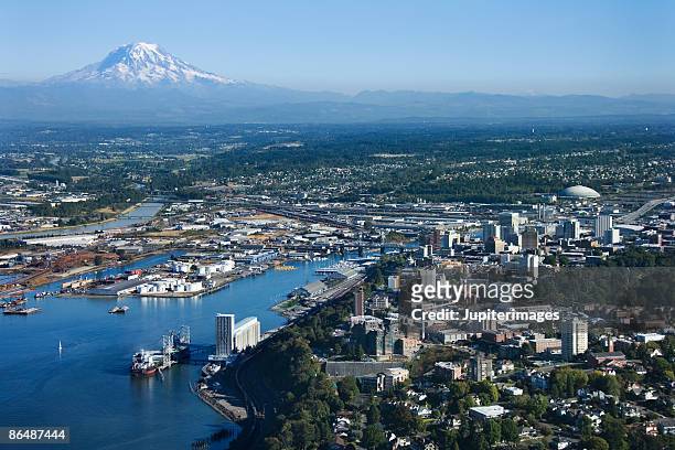 aerial view of tacoma and mount rainier - mt rainier stockfoto's en -beelden