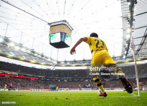 Shinji Kagawa of Dortmund takes a corner kick during the Bundesliga match between Eintracht Frankfurt and Borussia Dortmund at Commerzbank-Arena on...