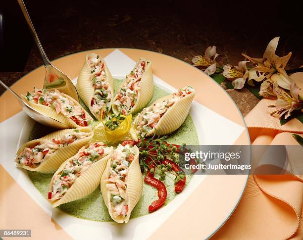 crab stuffed shells with pesto sauce - stuffed shell pasta photos et images de collection