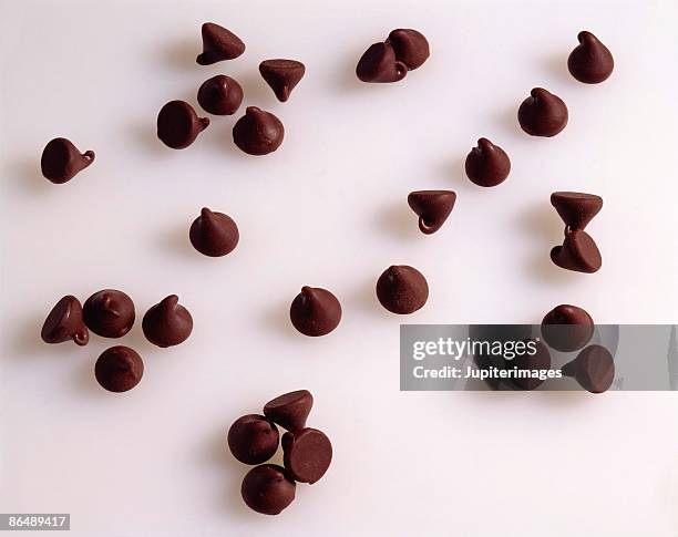 chocolate chips - chocolate chip stock-fotos und bilder