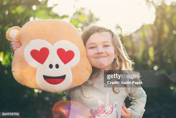 young girl mimicking monkey face - monkey emoji - fotografias e filmes do acervo