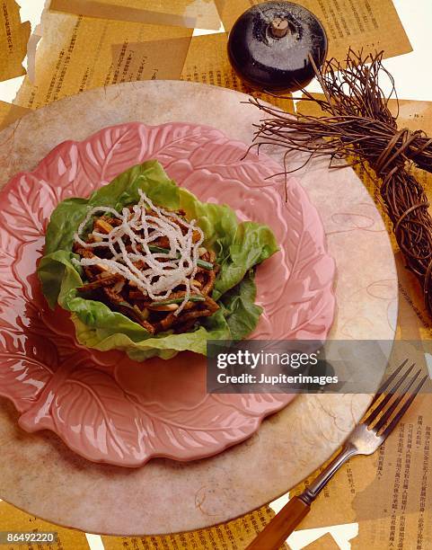 lettuce cup with beef and noodles - cup noodles stock-fotos und bilder