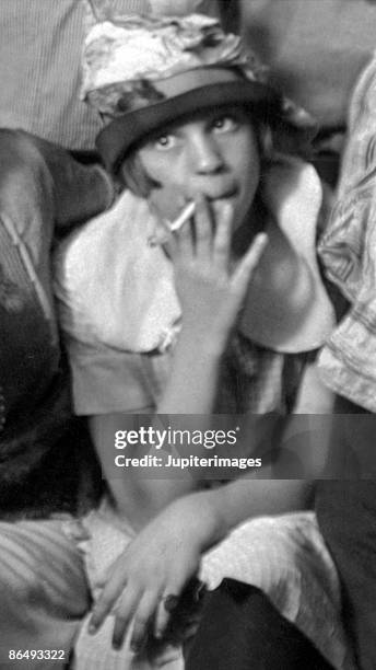 vintage image of teenage girl in flapper outfit smoking - 1920s flapper girl imagens e fotografias de stock
