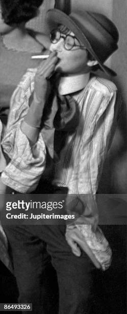 vintage image of a young woman smoking - 1920s flapper girl imagens e fotografias de stock