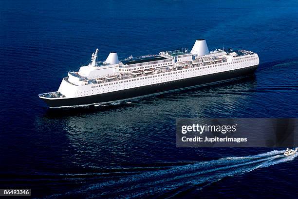 aerial view of cruise ship - kreuzfahrtschiff stock-fotos und bilder