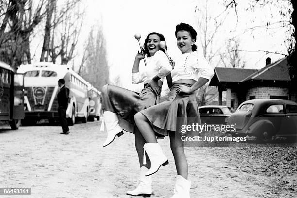 vintage image of baton twirlers - majorette photos et images de collection