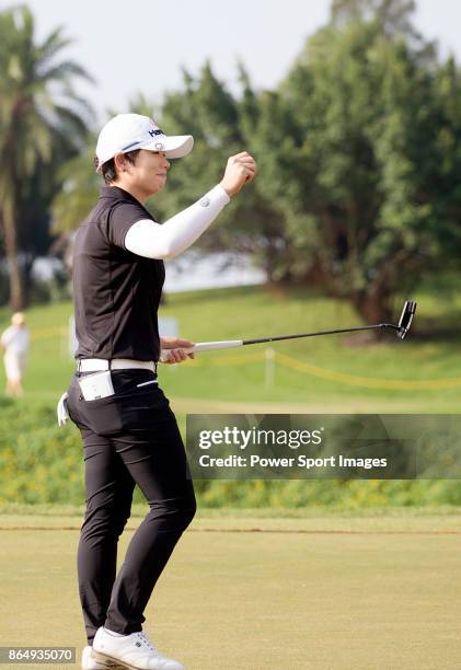 Eun-Hee Ji of South Korea celebrates on the 18th green after winning the Swinging Skirts LPGA Taiwan Championship on October 22, 2017 in Taipei,...