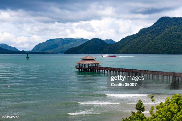 steg auf der insel langkawi, malaysia - langkawi stock-fotos und bilder