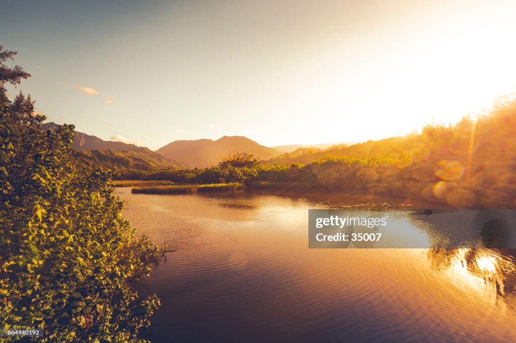 Waimea Fluss bei Sonnenuntergang auf der Insel Kauai, Hawaii-Inseln