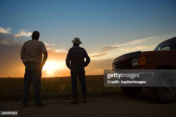 men watching sunset - old truck fotografías e imágenes de stock