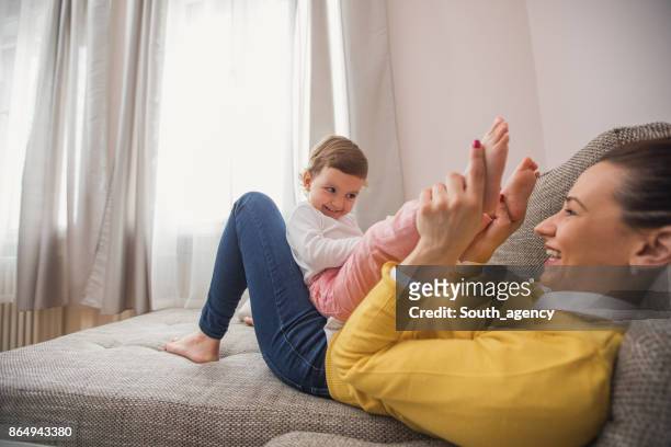 mãe fazendo cócegas filha - tickling feet - fotografias e filmes do acervo