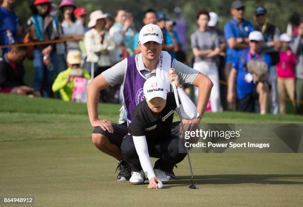 Eun-Hee Ji of South Korea lines up a putt on the 16th green during the Swinging Skirts LPGA Taiwan Championship on October 22, 2017 in Taipei, Taiwan.