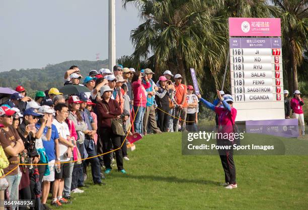 Spectators watch the action on the 17th green during day four of Swinging Skirts LPGA Taiwan Championship on October 22, 2017 in Taipei, Taiwan.