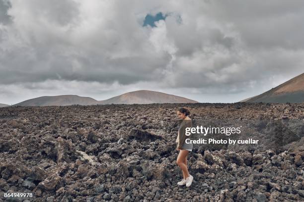 girl walking over lava in lanzarote - timanfaya national park 個照片及圖片檔