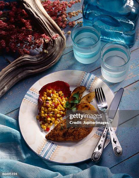chicken breast grilled with corn relish - grain de maïs photos et images de collection