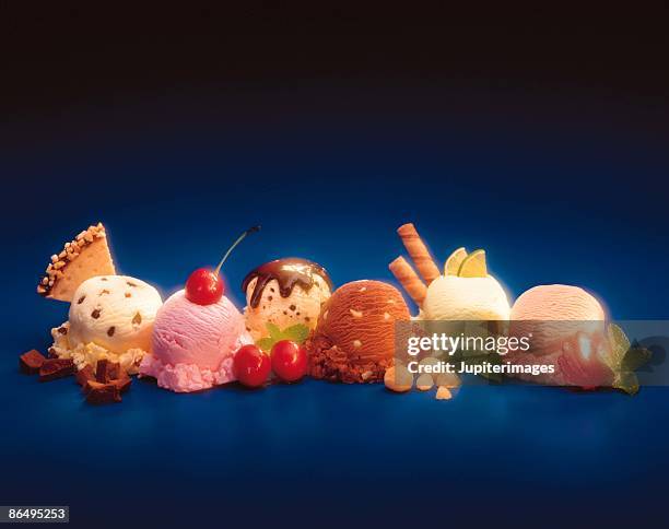 scoops ice cream - calda de caramelo imagens e fotografias de stock