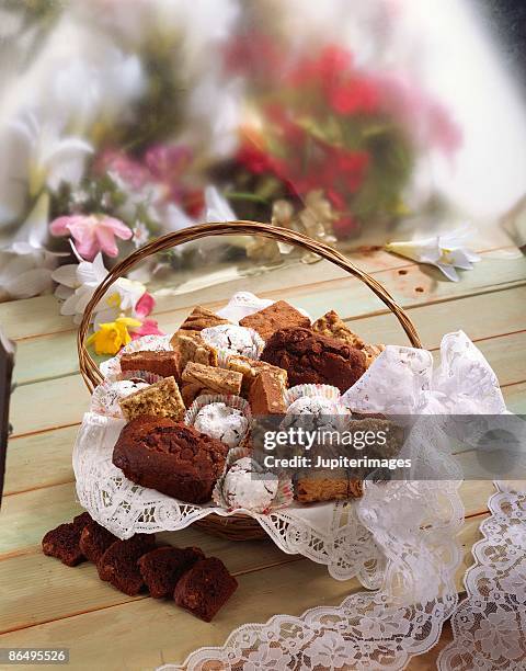 dessert basket - gift hamper imagens e fotografias de stock