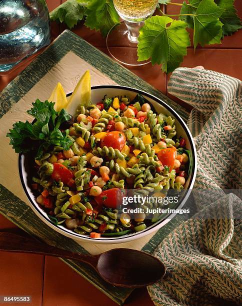 spinach pasta salad - pasta agli spinaci foto e immagini stock