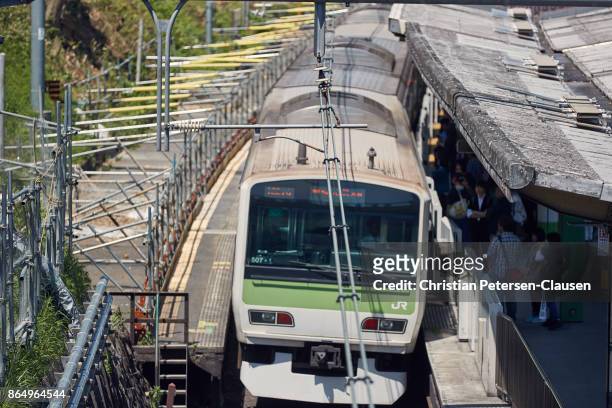 jr yamanote line train at above ground station in tokyo - 山手線 ストックフォトと画像