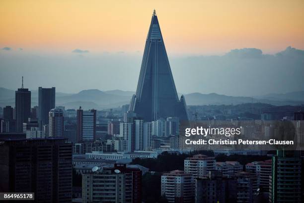 ryugyong hotel and pyongyang skyline - pyongyang fotografías e imágenes de stock
