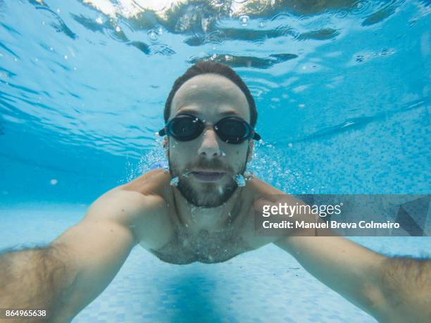 man diving in the pool - southern european descent fotografías e imágenes de stock
