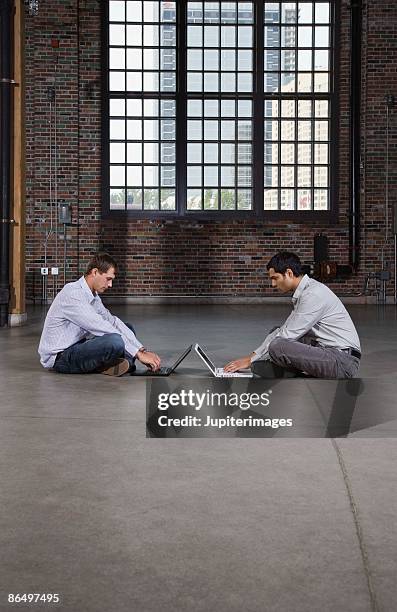 1 716点の男性 あぐら 横向きのストックフォト Getty Images 1 716点の男性 あぐら 横向きのストックフォト Getty Images