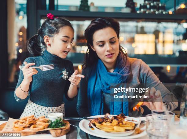 mutter und tochter im restaurant - family restaurant stock-fotos und bilder