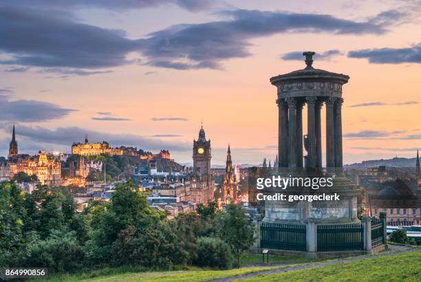 historische skyline van edinburghs schemer - calton hill gezichtspunt - edinburgh scotland stockfoto's en -beelden