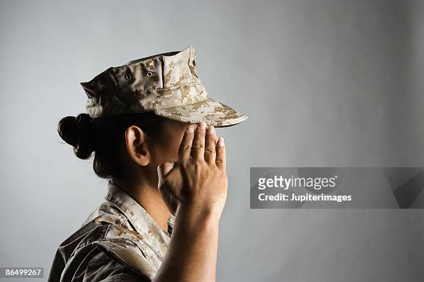 profile of united states marine saluting - zeemacht stockfoto's en -beelden