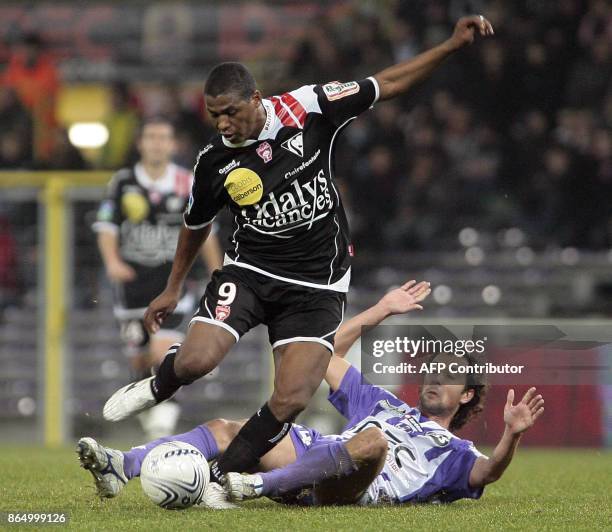 Nancy's forward Kim vies with Toulouse's midfielder Gilles Sirieix during their French L1 football match Toulouse FC vs. AS Nancy-Lorraine, 05...