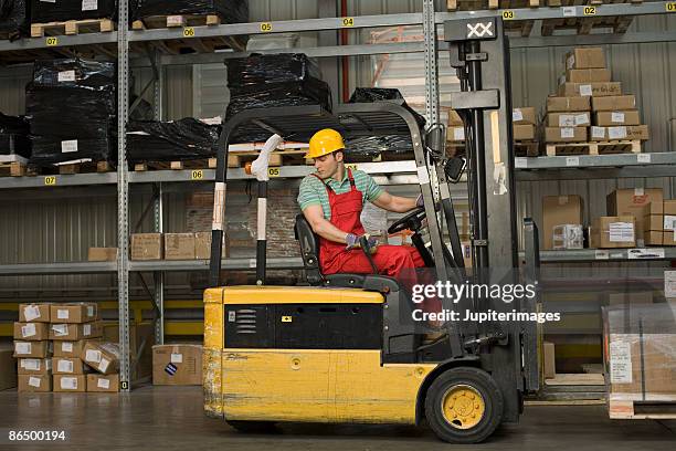 worker with forklift moving boxes - 逆進 ストックフォトと画像