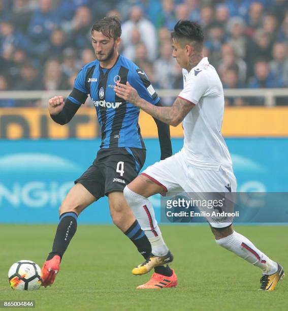 Bryan Cristante of Atalanta BC is challenged by Erick Pulgar of Bologna FC during the Serie A match between Atalanta BC and Bologna FC at Stadio...