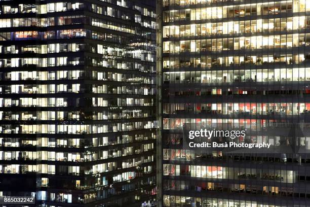 facades of office buildings in midtown manhattan at night, new york city - bright lights big city visions of new york at night stockfoto's en -beelden