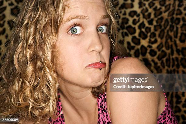 portrait of girl with animal print - gepardenfell stock-fotos und bilder