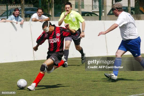 Un joueur de de l'équipe nantaise Don Bosco s'apprête à tirer, suivi par un joueur de l'ASC Saint-Mandé , lors de la finale de la coupe de France...