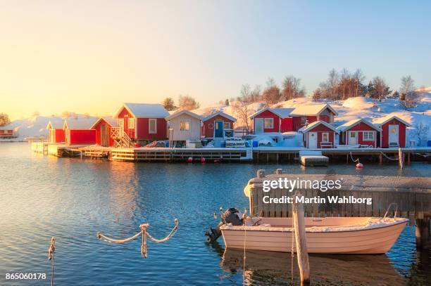 barco amarrado y nieve en el embarcadero - suecia fotografías e imágenes de stock