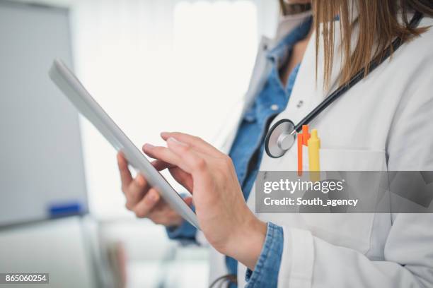 femme médecin avec une tablette numérique - european medicines agency photos et images de collection