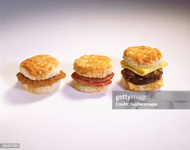 breakfast sandwiches - biscuit au babeurre photos et images de collection